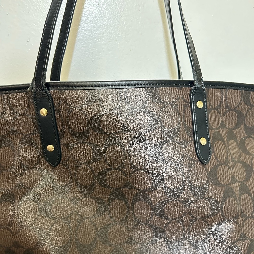 Coach fashionable tote, every day bag, women’s accessory, affordable fashion - Picture 4 of 7